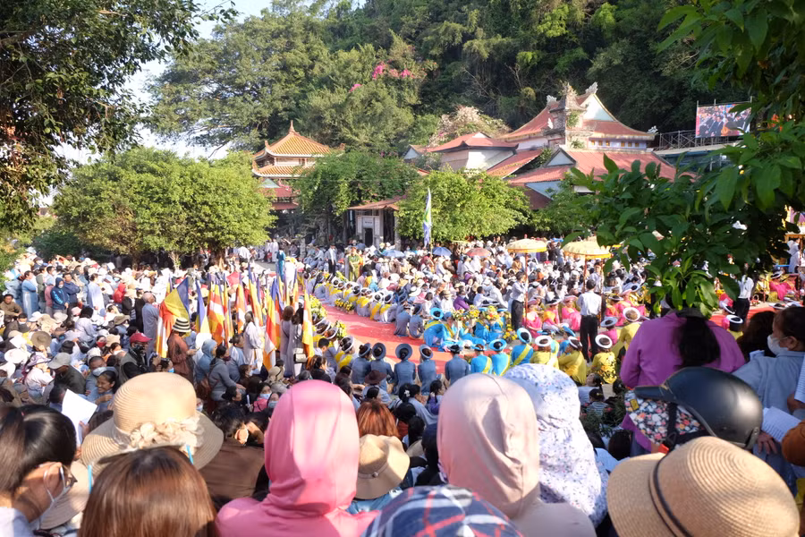Hàng vạn chư tôn, tăng ni, phật tử, đạo hữu cùng người dân và du khách tham quan trẩy hội Lễ hội Quán Thế Âm - Ngũ Hành Sơn.