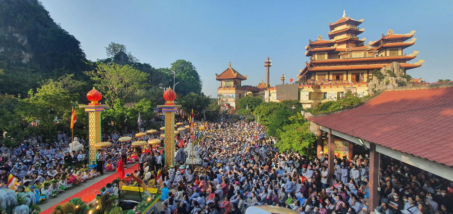 Ngày 10/3 (tức 19/2 Âm lịch), lễ chính của Lễ hội Quán Thế Âm diễn ra tại chùa Quán Thế Âm (quận Ngũ Hành Sơn, TP Đà Nẵng) chính thức bắt đầu, thu hút hàng vạn chư tôn, tăng ni, phật tử, đạo hữu cùng người dân, du khách tham gia. Ảnh: Hoàng Vinh.