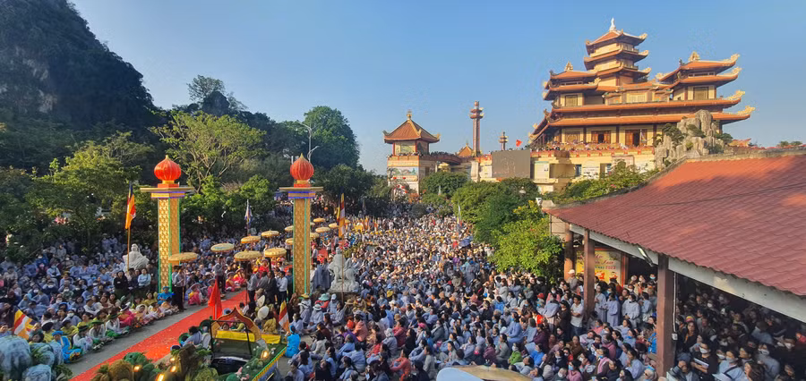 Ngày 10/3 (tức 19/2 Âm lịch), lễ chính của Lễ hội Quán Thế Âm diễn ra tại chùa Quán Thế Âm (quận Ngũ Hành Sơn, TP Đà Nẵng) chính thức bắt đầu, thu hút hàng vạn chư tôn, tăng ni, phật tử, đạo hữu cùng người dân, du khách tham gia. Ảnh: Hoàng Vinh.