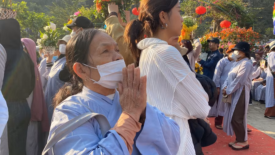 Phật tử chắp tay cầu nguyện. Ảnh: Hoàng Vinh.