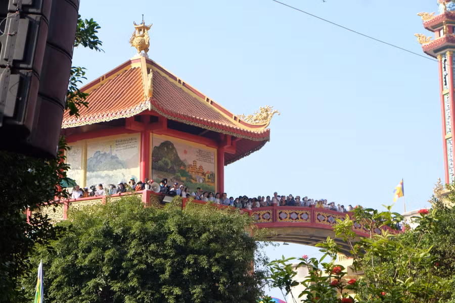 Do lượng người quá đông, người dân và du khách đành lên những tòa tháp xung quanh chùa Quán Thế Âm để nhìn xuống xem lễ. Ảnh: Hoàng Vinh.