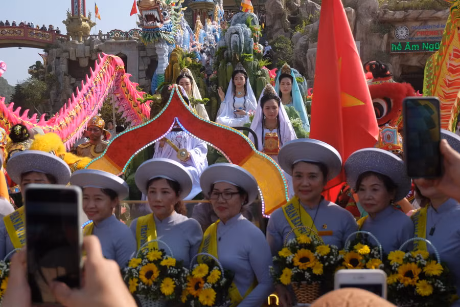 Nhiều phật tử chụp ảnh lưu niệm trước đoàn rước lễ. Ảnh: Hoàng Vinh.