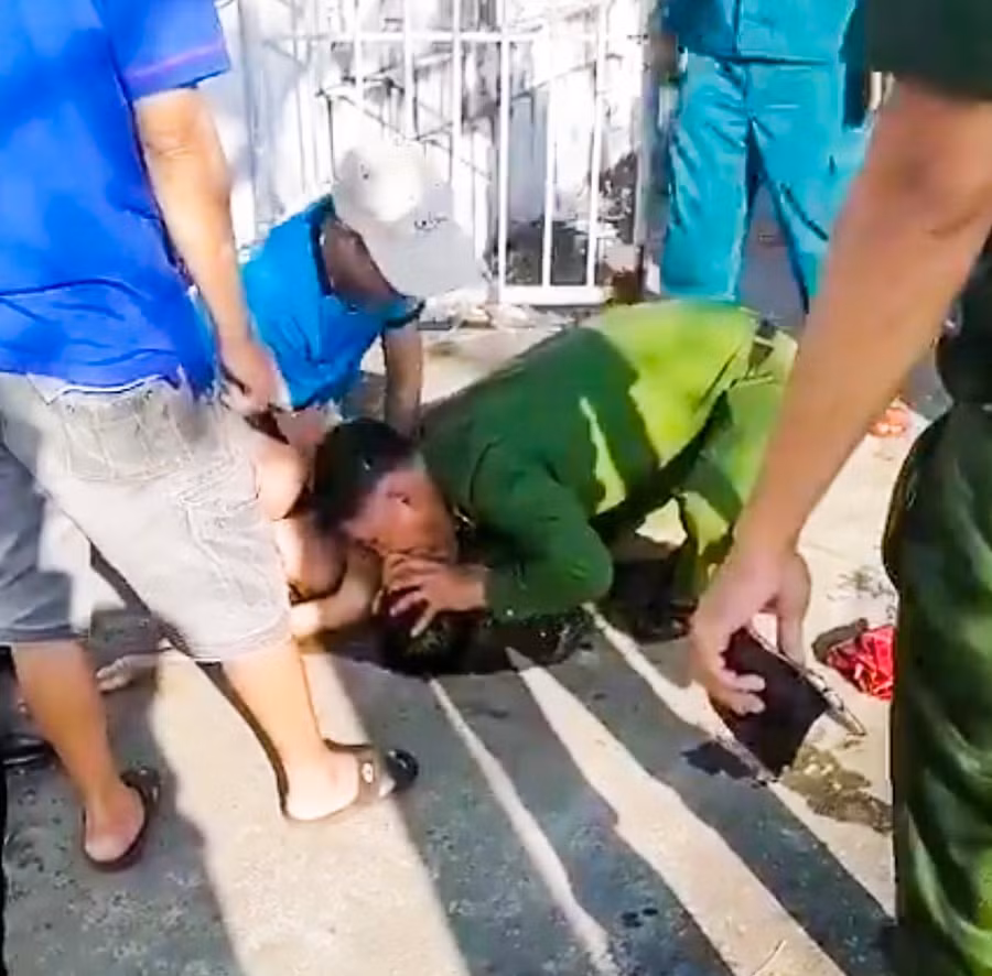 Thượng úy Tuyết hô hấp nhân tạo cứu nam sinh bị đuối nước. Ảnh cắt clip.