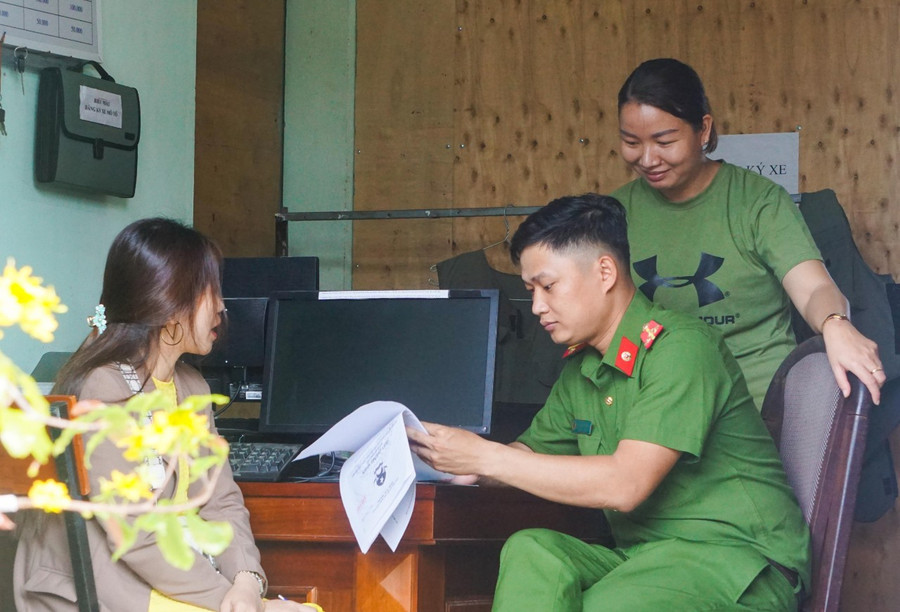 Thượng úy Tuyết đang hướng dẫn người dân tại cơ quan công an. Ảnh: Hoàng Vinh. Thượng úy Tuyết đang hướng dẫn người dân tại cơ quan công an. Ảnh: Hoàng Vinh.