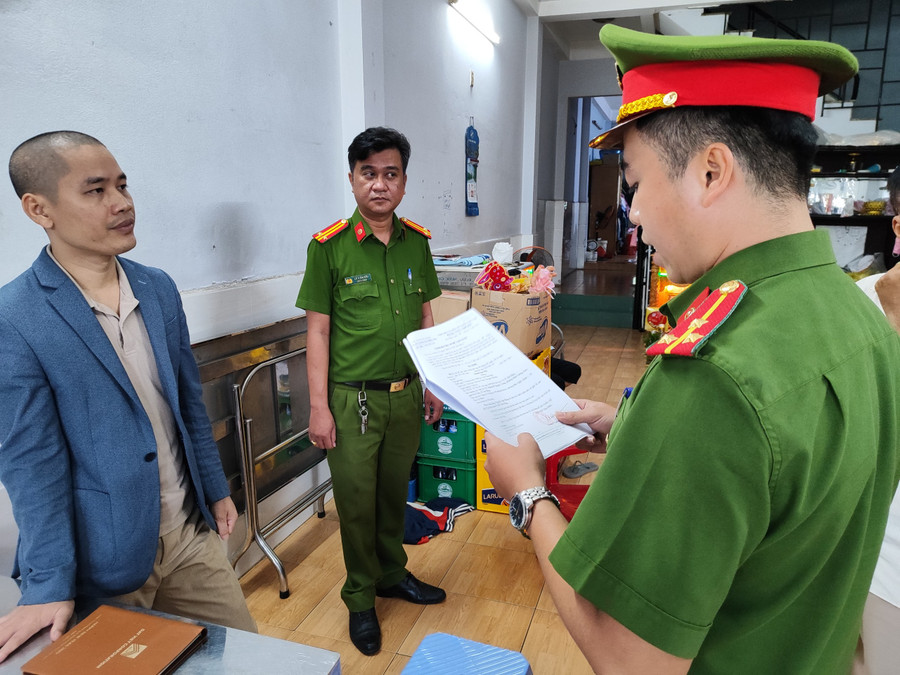 Công an tống đạt quyết định khởi tố Hoàng Ngọc Tiến (34 tuổi; Chủ tịch HĐQT, Tổng giám đốc Công ty CP Aldes) để điều tra về hành vi “tham ô tài sản”. Ảnh: Công an Đà Nẵng Công an tống đạt quyết định khởi tố Hoàng Ngọc Tiến (34 tuổi; Chủ tịch HĐQT, Tổng giám đốc Công ty CP Aldes) để điều tra về hành vi “tham ô tài sản”. Ảnh: Công an Đà Nẵng