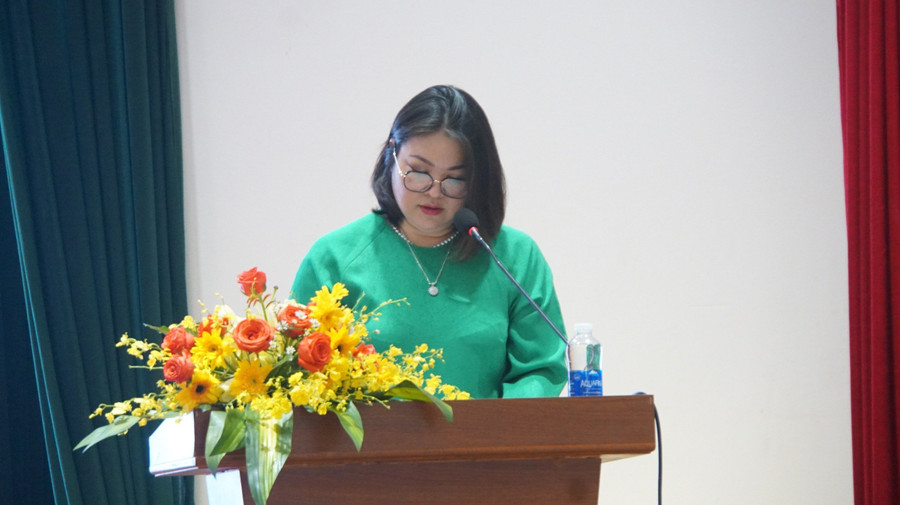 Bà Nguyễn Thị Thanh Tú, Trưởng phòng Hành chính, Văn phòng Bộ GD&ĐT trình bày tại hội nghị. (Ảnh: Cẩm Anh) Bà Nguyễn Thị Thanh Tú, Trưởng phòng Hành chính, Văn phòng Bộ GD&ĐT trình bày tại hội nghị. (Ảnh: Cẩm Anh)