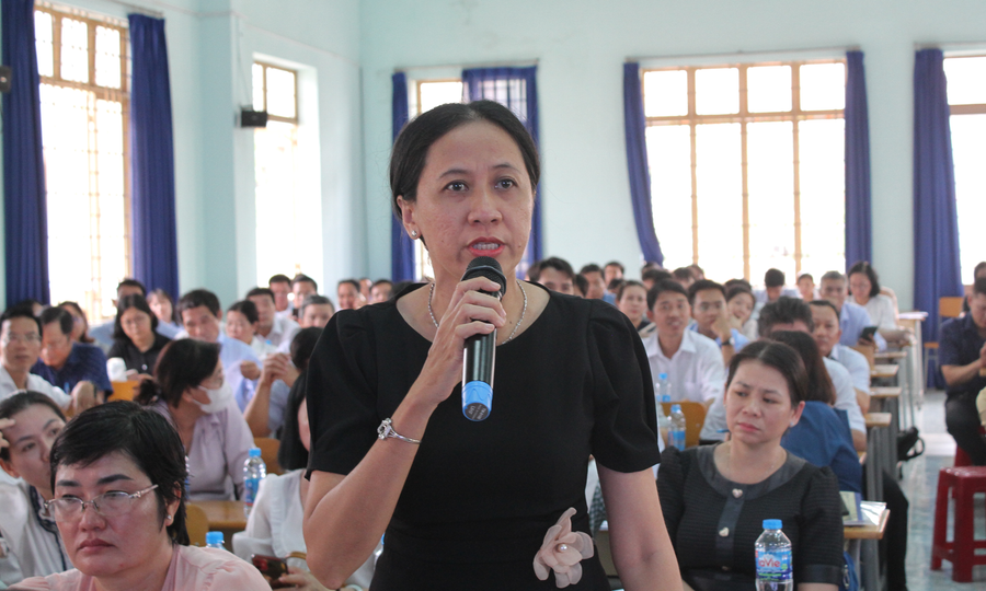 Thành viên Hội đồng coi thi phát biểu ý kiến liên quan công tác coi thi tại hội nghị. (Ảnh: Sở GD&ĐT Bình Dương)