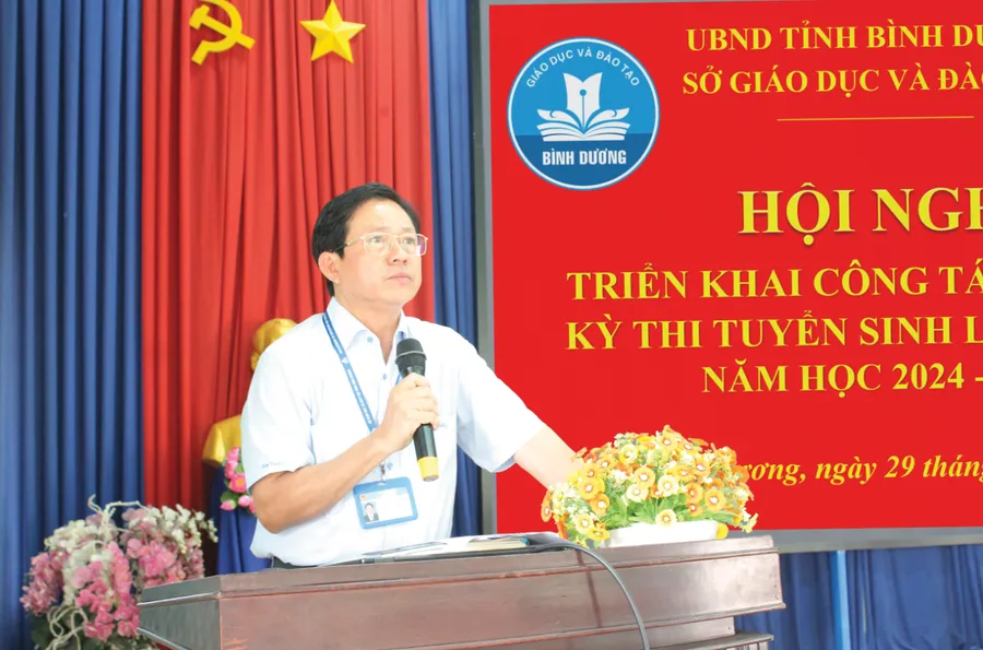 Ông Nguyễn Văn Phong, Phó Giám đốc Sở GDĐT phát biểu tại hội nghị triển khai công tác coi thi kỳ thi tuyển sinh vào lớp 10 THPT năm học 2024-2025. (Ảnh: Sở GD&ĐT Bình Dương)