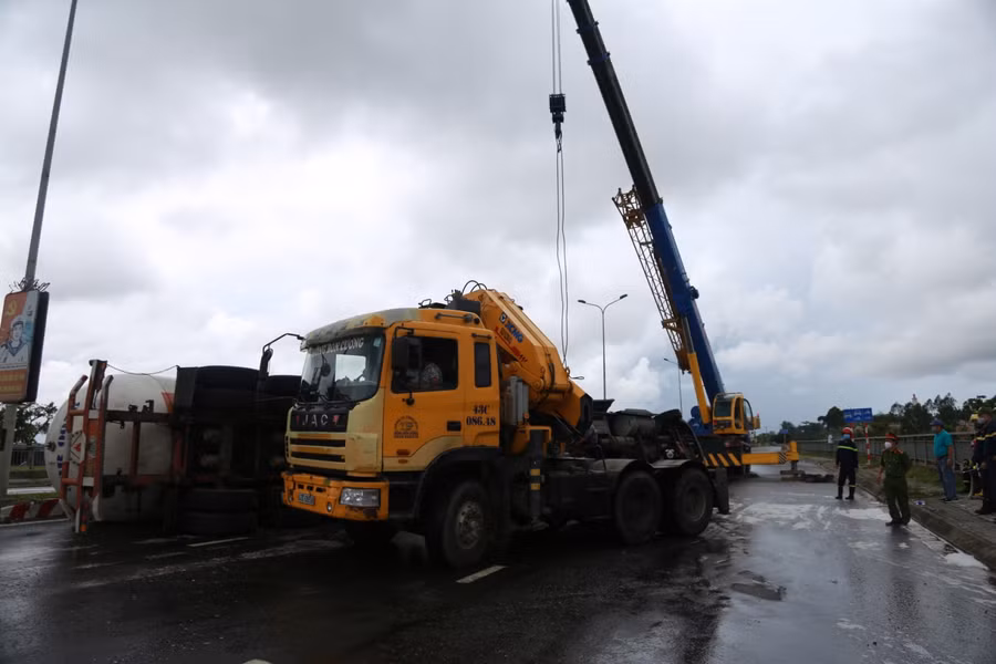 Xe cẩu được điều đến hiện trường để cẩu xe đầu kéo bị lật.