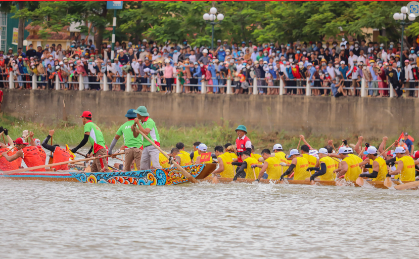 Giải đua, bơi thuyền đã thu hút rất đông khán giả xem và cổ vũ.