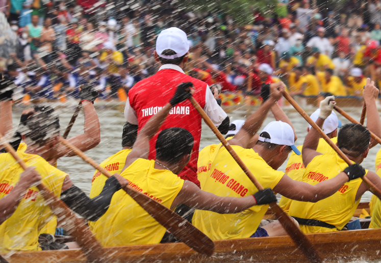 Bơi, đua thuyền trên sông và trở thành một món ăn tinh thần của người dân Lệ Thủy từ bao đời.