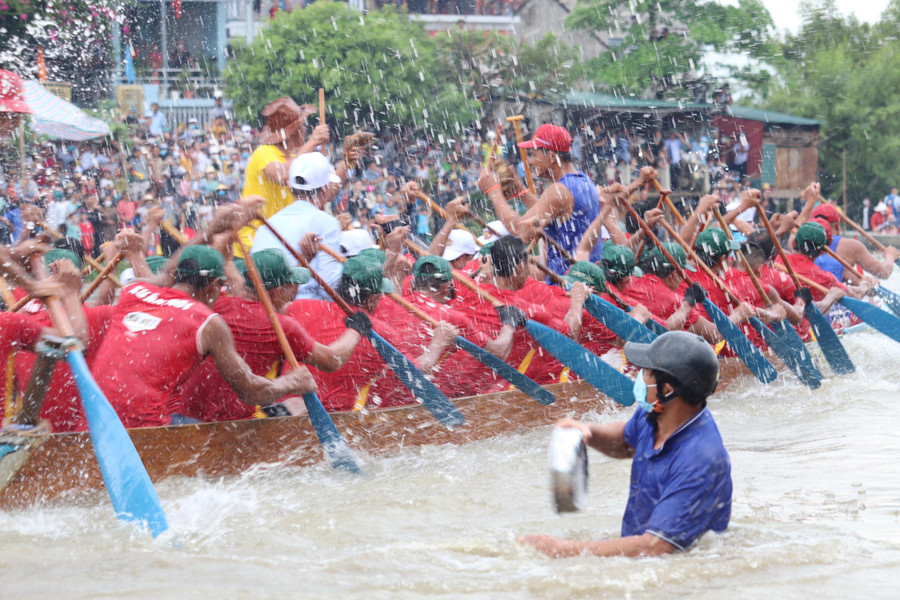 Giải đua bơi thuyền diễn ra trong không khí sôi nổi và đầy tinh thần văn hóa thể thao.