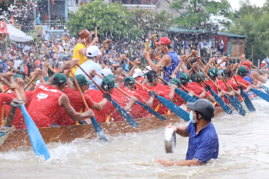 Giải đua bơi thuyền diễn ra trong không khí sôi nổi và đầy tinh thần văn hóa thể thao.