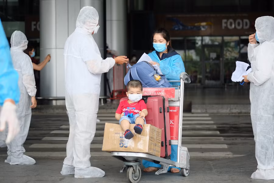 Một em nhỏ theo mẹ trở về quê.