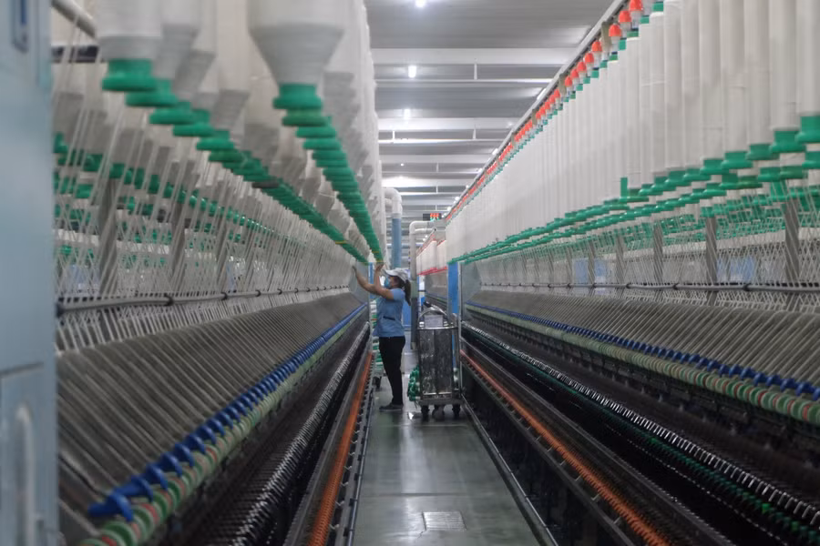 Công nhân làm việc tại khu công nghiệp.