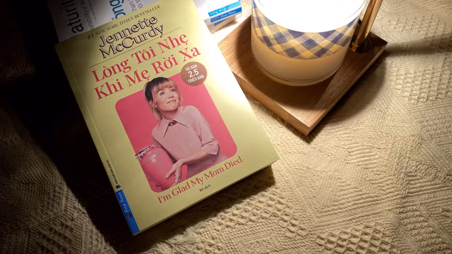 Cuốn hồi ký “Lòng tôi nhẹ khi mẹ rời xa” của Jennette McCurdy. (Ảnh: Huỳnh Quỳnh).