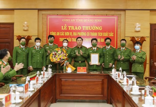 Thừa ủy quyền của Bộ Công an, Đại tá Nguyễn Tiến Hoàng Anh – Phó Giám đốc Công an tỉnh trao Quyết định khen thưởng cho đơn vị Phòng PC03.