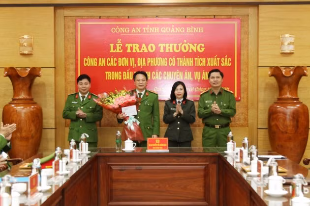 Trao Quyết định khen thưởng của Giám đốc Công an tỉnh cho các đơn vị trong vụ án ma túy, thu giữ 3.882 viên ma túy tại TP. Đồng Hới.
