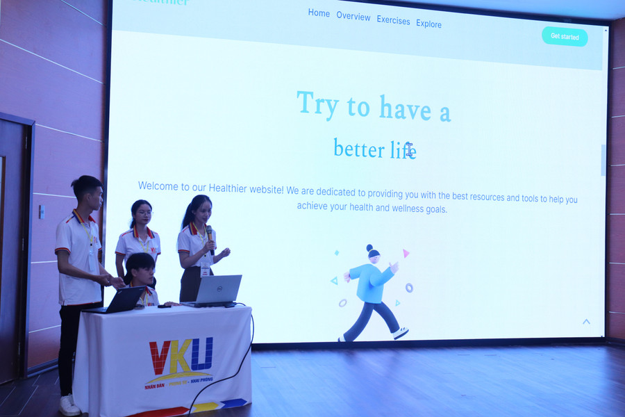 Sinh viên trình bày phần thi bằng tiếng Anh. Ảnh: Nguyễn Hòa.