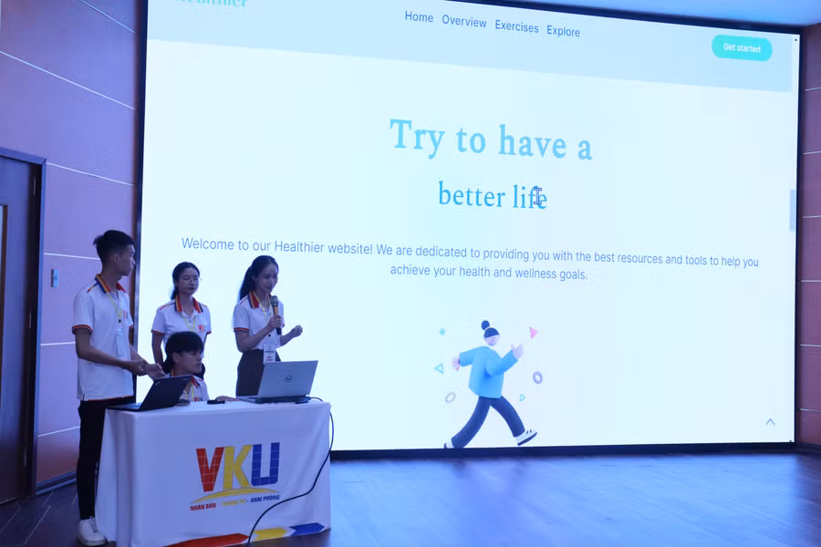 Sinh viên trình bày phần thi bằng tiếng Anh. Ảnh: Nguyễn Hòa.