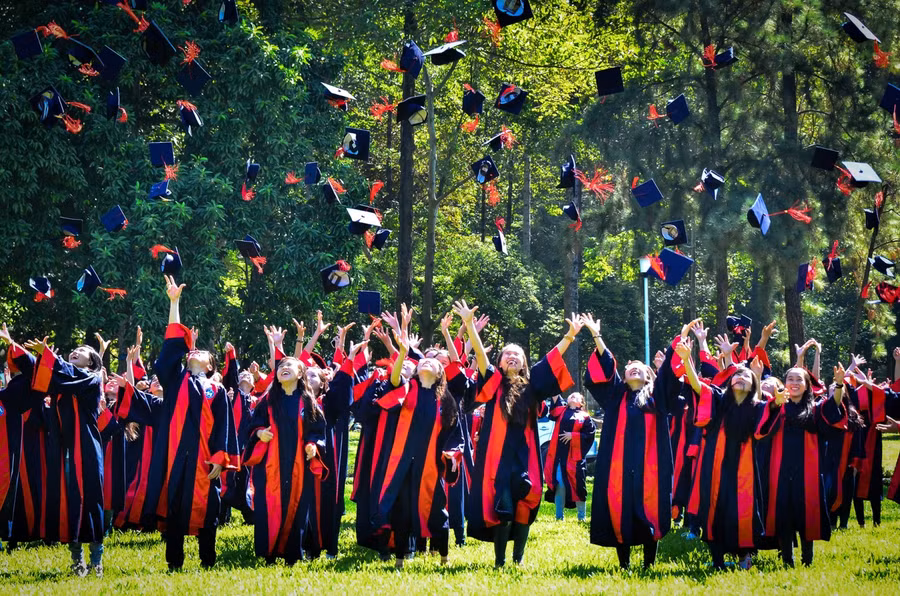 Sinh viên Trường ĐH Tài chính - Marketing vui mừng trong lễ tốt nghiệp. (Ảnh: Tư liệu).