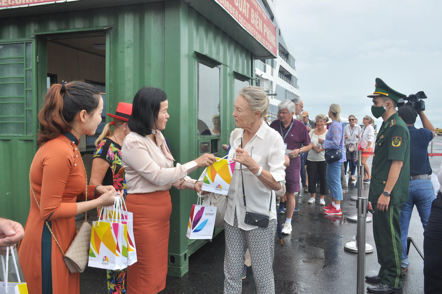 Đại diện Sở Du lịch TP. Đà Nẵng tặng quà lưu niệm cho du khách.