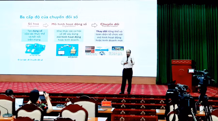 Các chuyên gia trao đổi tại điểm cầu chính UBND tỉnh Thái Nguyên.