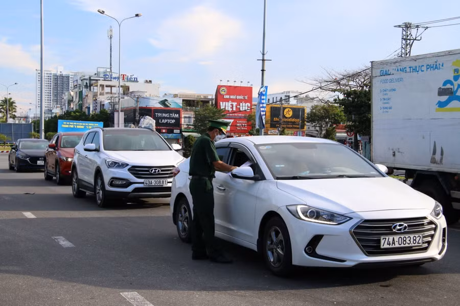 Kiểm tra tất cả các phương tiện đang di chuyển trên đường.