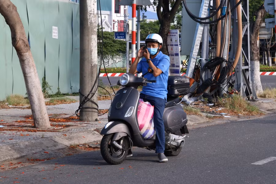Nhiều người chuẩn bị đồ đạc để bắt đầu vào giao ca, thực hiện 3 tại chỗ trong thời gian 10 ngày thực hiện ai ở đâu thì ở đó.
