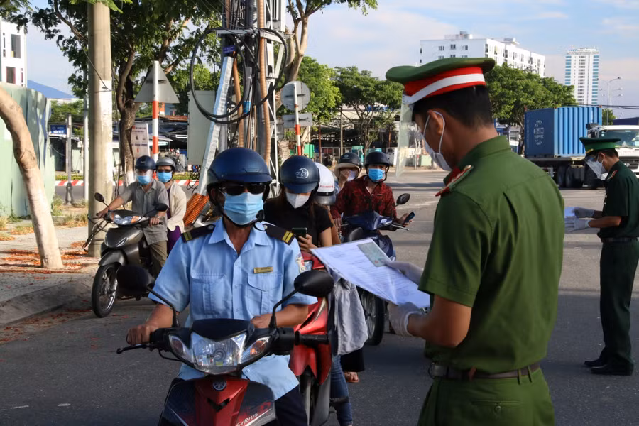Lực lượng công an kiểm tra chặt chẽ nhằm tránh tình trạng người dân lợi dụng việc này để đi ra đường không cần thiết.