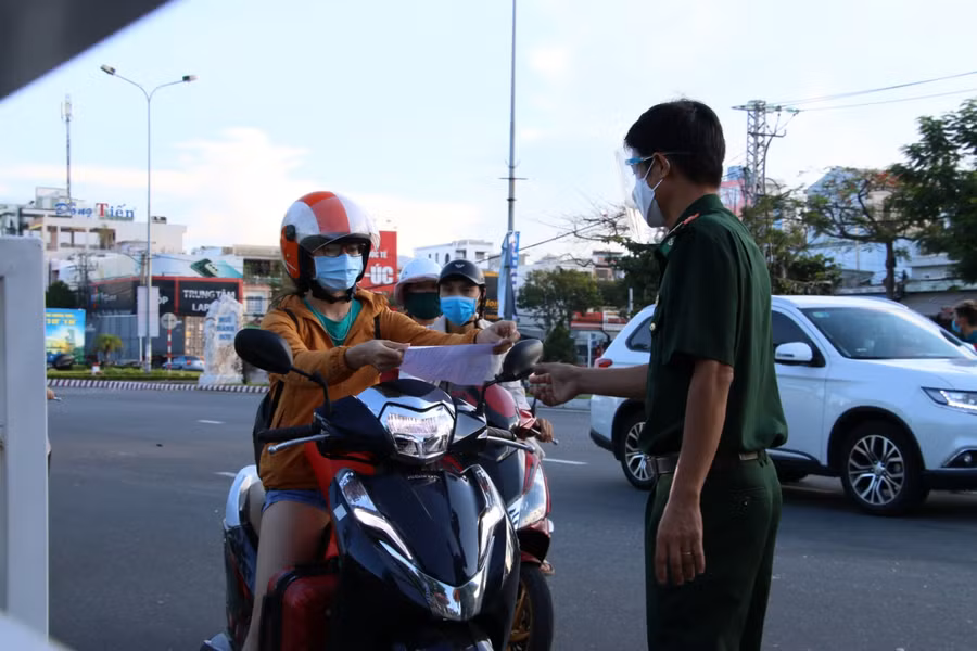 Lực lượng công an, quân đội kiểm tra giấy tờ của người dân. Trường hợp không có giấy xác nhận giao ca của cơ quan cấp thì lực lượng chức năng sẽ giải thích và yêu cầu người dân quay xe.