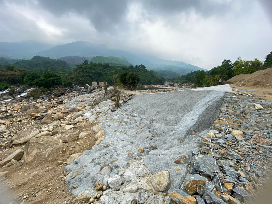 Bờ kè do chủ đầu tư xây dựng bị xử phạt. Ảnh: Hoàng Vinh.