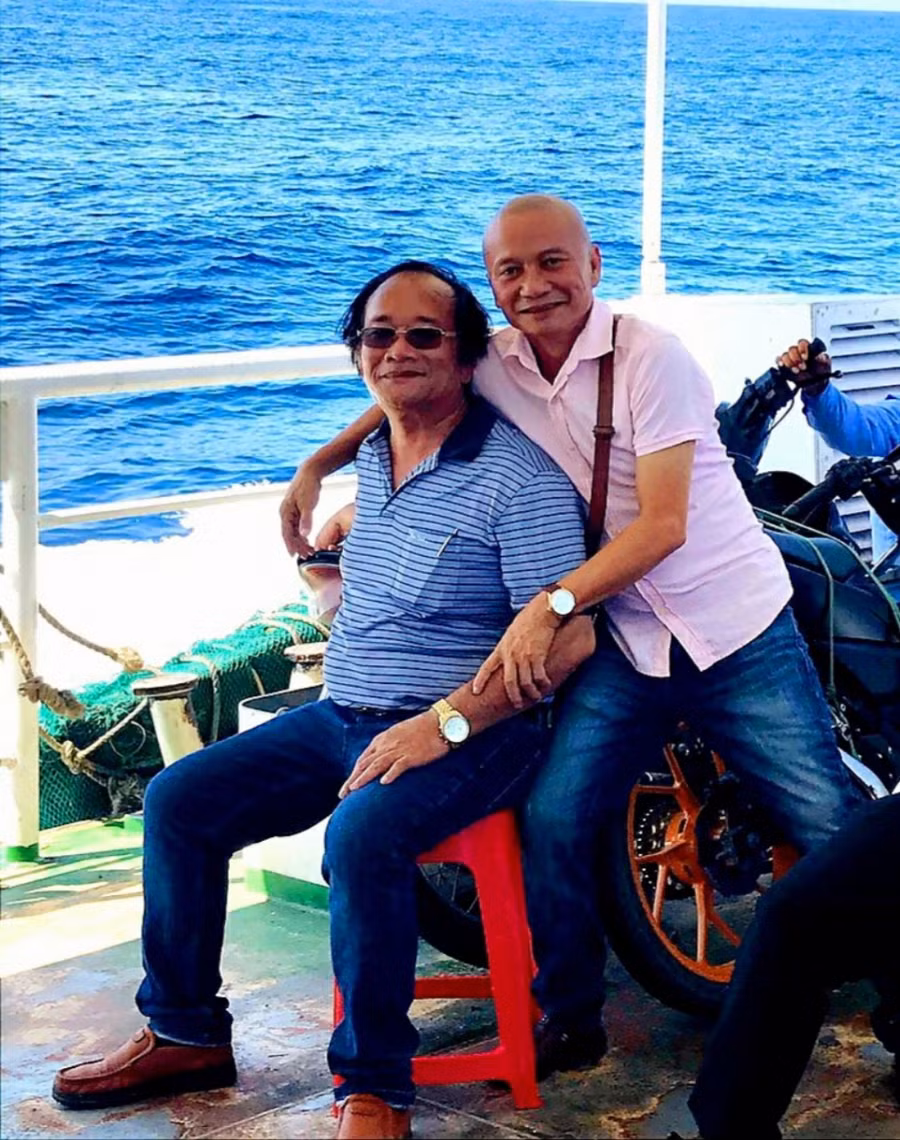 Thầy giáo Lê Hoài Thạnh (áo sọc xanh) tác giả bài thơ Điệp khúc Đại ngàn và nhạc sỹ Nguyễn Sỹ Hùng. Ảnh: NVCC.