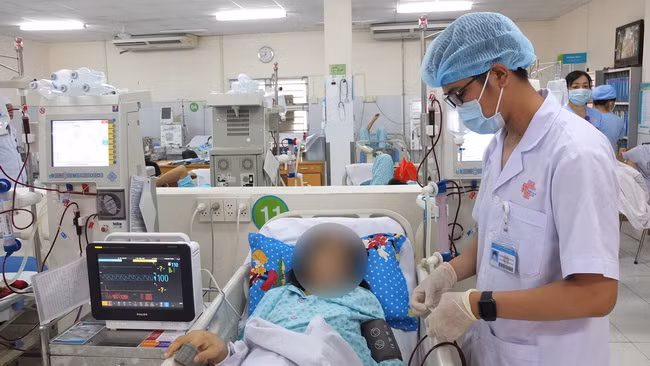 Người bệnh đang được lọc máu tại BV Bình Dân. (Ảnh. BVCC).