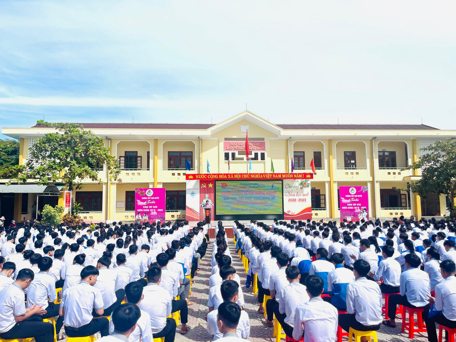 Không chỉ riêng học sinh khối 12, mà ngay cả các học sinh khối 10, 11 cũng đã được tham gia công tác tư vấn, hướng nghiệp. Không chỉ riêng học sinh khối 12, mà ngay cả các học sinh khối 10, 11 cũng đã được tham gia công tác tư vấn, hướng nghiệp.