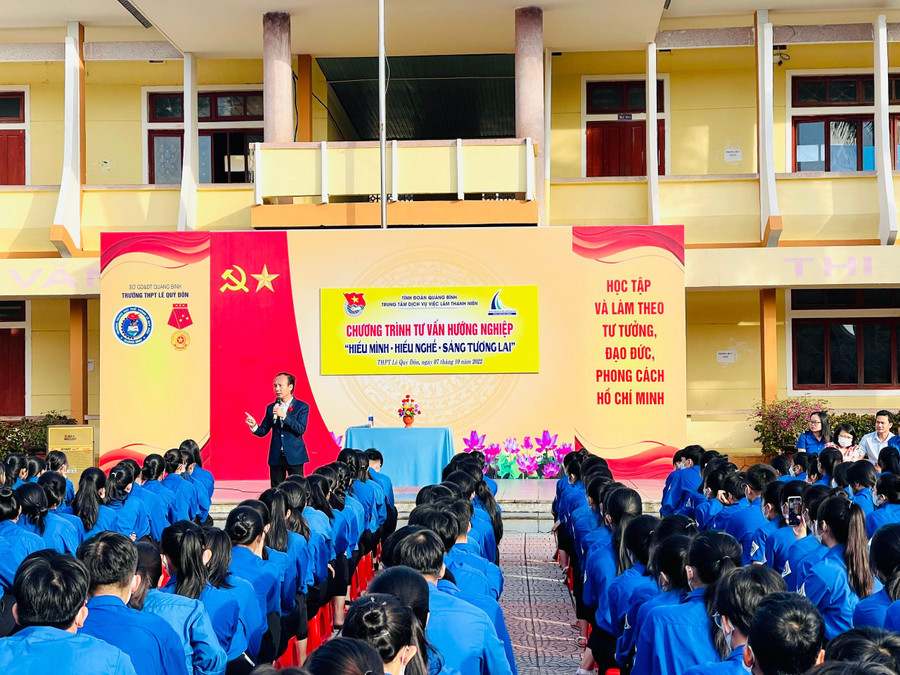 Việc được tư vấn, hướng nghiệp ngay từ đầu năm học giúp các em học sinh xác định rõ được mục tiêu để nỗ lực, cố gắng trong học tập. Việc được tư vấn, hướng nghiệp ngay từ đầu năm học giúp các em học sinh xác định rõ được mục tiêu để nỗ lực, cố gắng trong học tập.