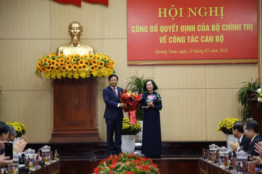 Bà Trương Thị Mai - Ủy viên Bộ Chính trị, Thường trực Ban Bí thư, Trưởng Ban Tổ chức Trung ương tặng hoa chúc mừng ông Lương Nguyễn Minh Triết. Bà Trương Thị Mai - Ủy viên Bộ Chính trị, Thường trực Ban Bí thư, Trưởng Ban Tổ chức Trung ương tặng hoa chúc mừng ông Lương Nguyễn Minh Triết.