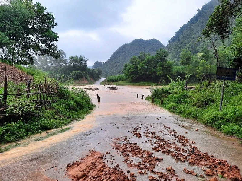 Nước thượng nguồn đổ về khiến nhiều tuyến đường bị ngập lụt, chia cắt một số nơi.