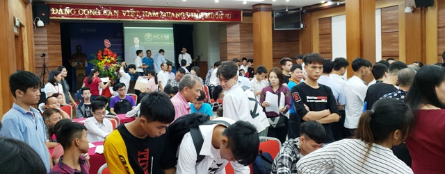 Hàng trăm tân sinh viên háo hức làm thủ tục nhập học Hàng trăm tân sinh viên háo hức làm thủ tục nhập học