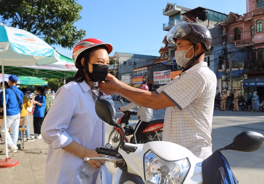 Thí sinh vui mừng khi bố đến đón.