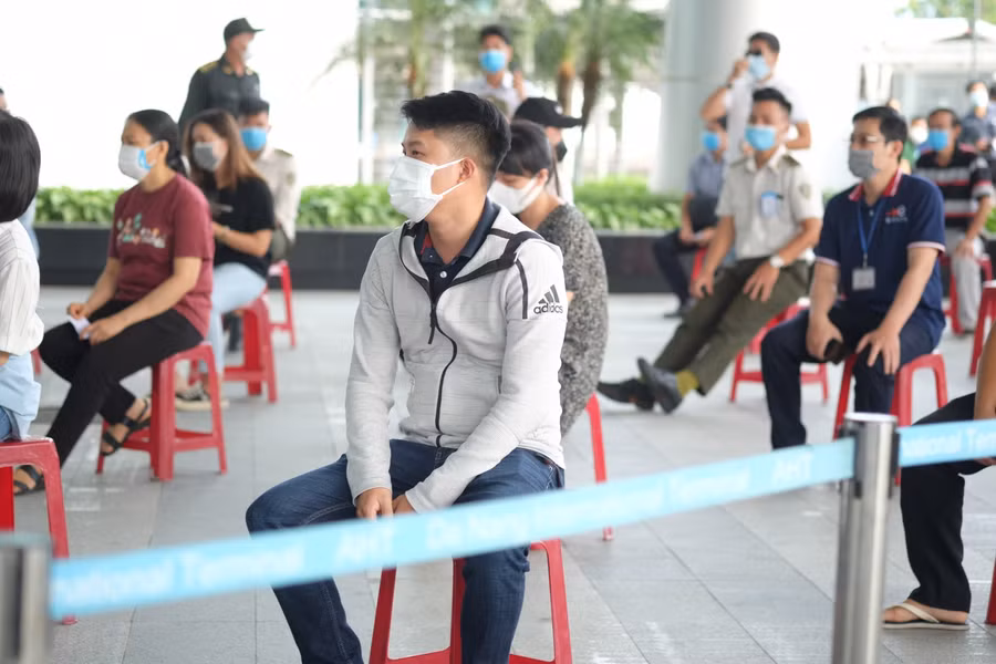 Nhân viên sân bay Quốc tế Đà Nẵng đợi lấy mẫu xét nghiệm