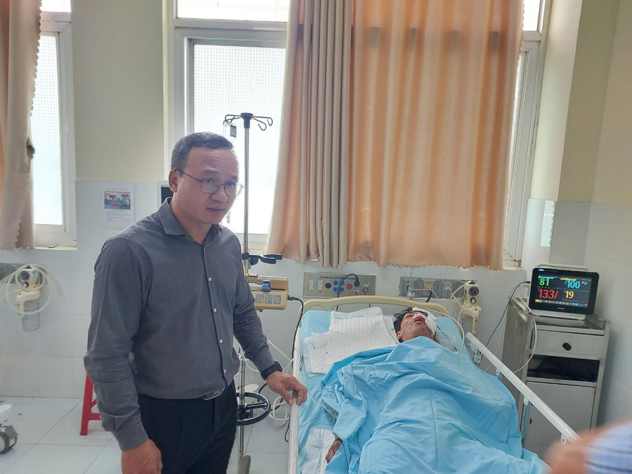 Ông Khuất Việt Hùng - Phó Chủ tịch chuyên trách Ủy ban An toàn giao thông (ATGT) Quốc gia thăm các nạn nhân bị thương trong vụ tai nạn. Ảnh: Hoàng Vinh.