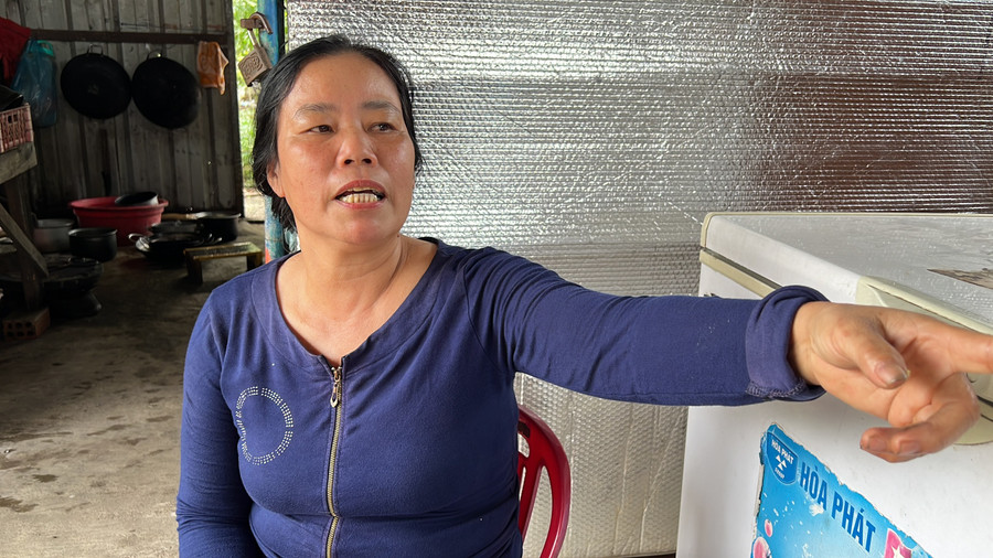 Bà Lệ kể lại lúc cứu người trong vụ tai nạn giữa xe khách và xe đầu kéo. Ảnh: Sáng Công. Bà Lệ kể lại lúc cứu người trong vụ tai nạn giữa xe khách và xe đầu kéo. Ảnh: Sáng Công.