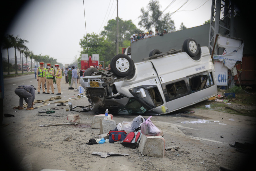 Xe khách sau cú va chạm đã bị lật ngửa. Ảnh: Công an Quảng Nam. Xe khách sau cú va chạm đã bị lật ngửa. Ảnh: Công an Quảng Nam.