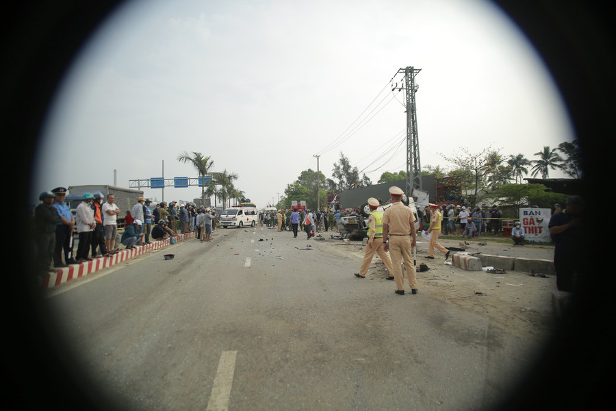 Ngay sau đó đại diện lãnh đạo tỉnh Quảng Nam đã có mặt để chỉ đạo các lực lượng tổ chức cứu hộ, cứu nạn và thăm hỏi nạn nhân. Ảnh: Công an Quảng Nam. Ngay sau đó đại diện lãnh đạo tỉnh Quảng Nam đã có mặt để chỉ đạo các lực lượng tổ chức cứu hộ, cứu nạn và thăm hỏi nạn nhân. Ảnh: Công an Quảng Nam.