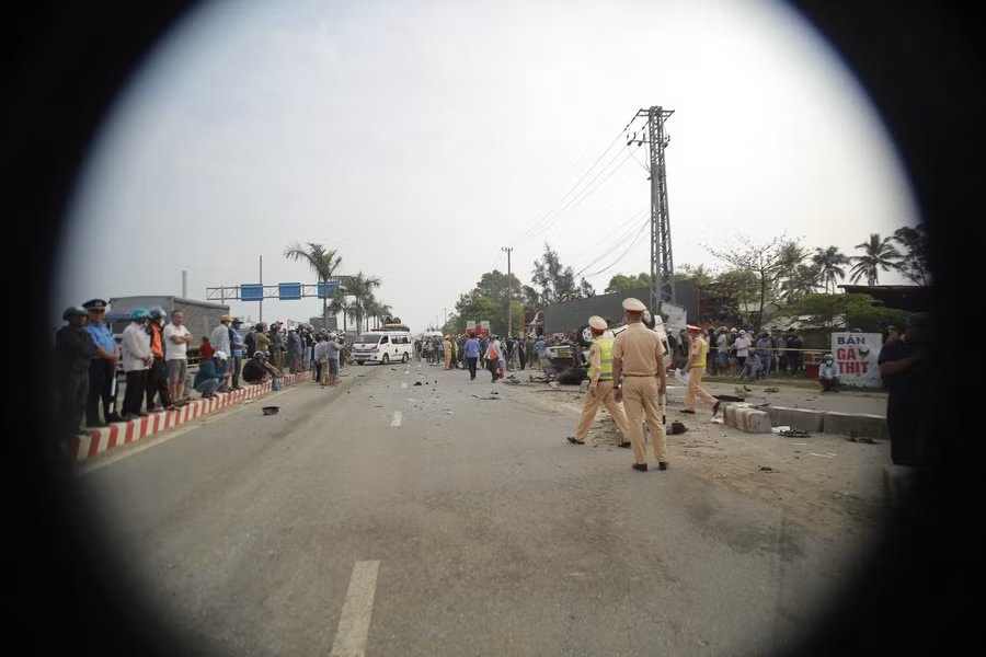 Ngay sau đó đại diện lãnh đạo tỉnh Quảng Nam đã có mặt để chỉ đạo các lực lượng tổ chức cứu hộ, cứu nạn và thăm hỏi nạn nhân. Ảnh: Công an Quảng Nam.