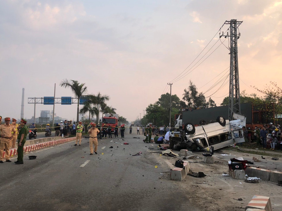 Công an phong tỏa điều tra vụ tai nạn giữa xe khách và xe đầu kéo. Ảnh: Công an tỉnh Quảng Nam. 