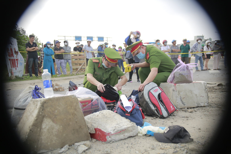 Công an kiểm tra giấy tờ, tài sản của hành khách trên xe. Ảnh: Công an Quảng Nam. Công an kiểm tra giấy tờ, tài sản của hành khách trên xe. Ảnh: Công an Quảng Nam.