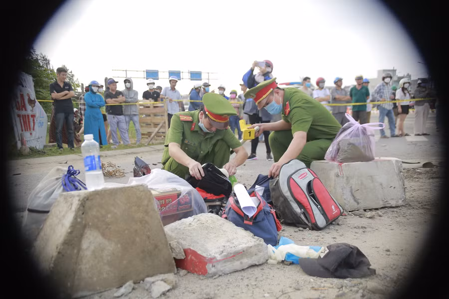 Công an kiểm tra giấy tờ, tài sản của hành khách trên xe. Ảnh: Công an Quảng Nam.