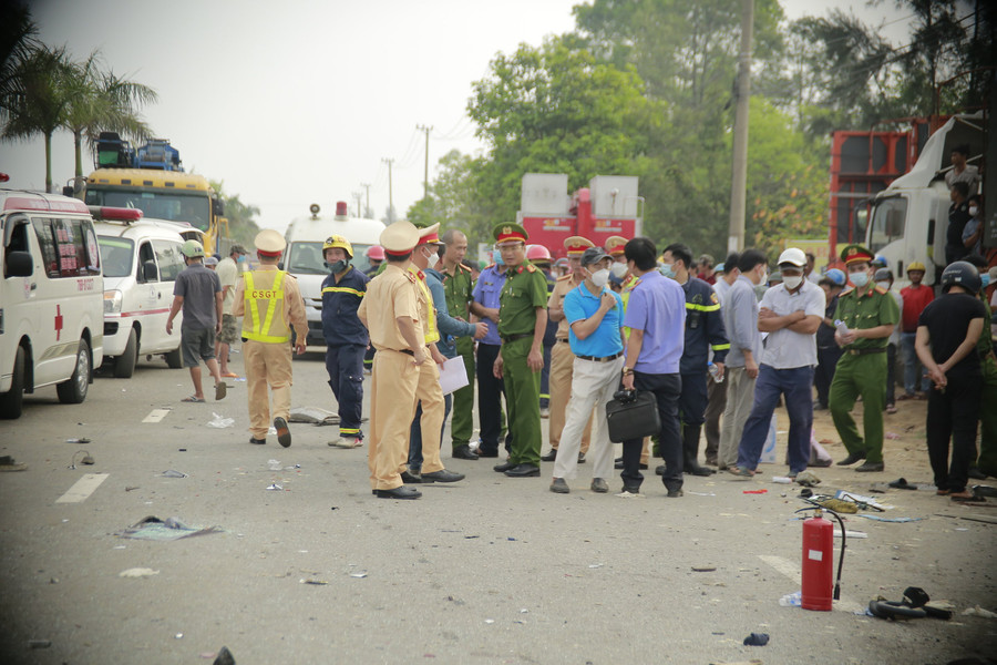 Ngay sau khi xảy ra vụ tai nạn, Công an huyện Núi Thành và Công an tỉnh Quảng Nam đã khẩn trương có mặt phong tỏa hiện trường, tham gia khắc phục hậu quả và điều tra, làm rõ nguyên nhân vụ tai nạn. Ảnh: Công an Quảng Nam. Ngay sau khi xảy ra vụ tai nạn, Công an huyện Núi Thành và Công an tỉnh Quảng Nam đã khẩn trương có mặt phong tỏa hiện trường, tham gia khắc phục hậu quả và điều tra, làm rõ nguyên nhân vụ tai nạn. Ảnh: Công an Quảng Nam.